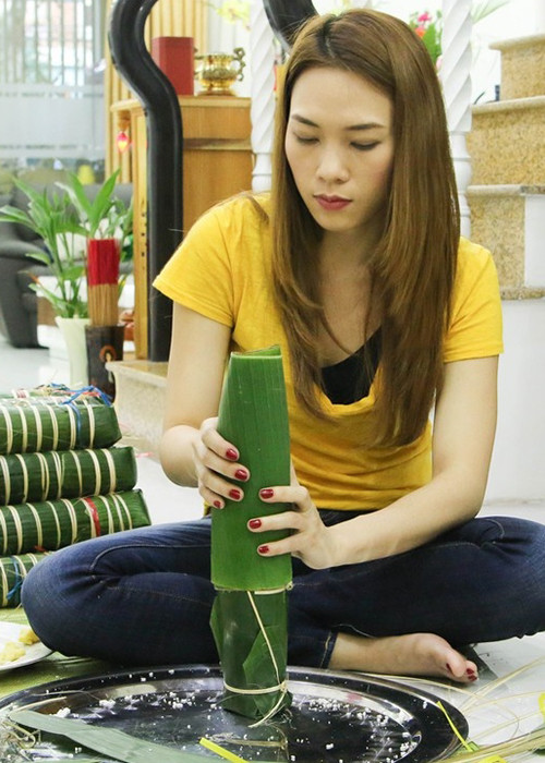 Dù bận rộn nhưng mỗi ngày giáp Tết, Mỹ Tâm đều tranh thủ gói bánh chưng cùng gia đình. Ảnh: FBNV