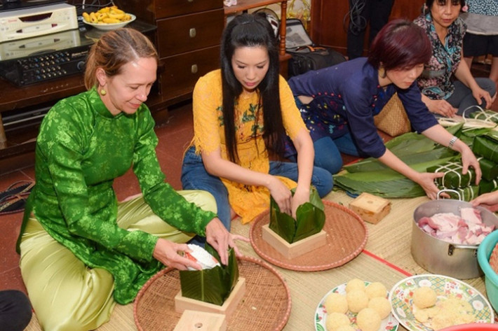 Gia đình Á hậu Trịnh Kim Chi quây quần gói bánh chưng đón Tết. Ảnh: Zing