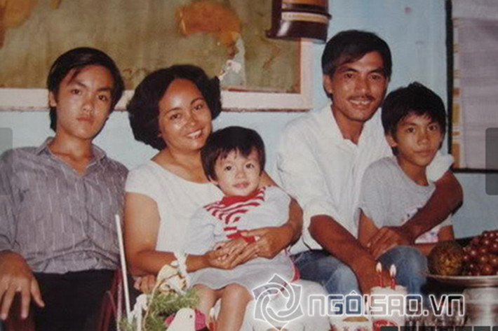 Vào năm Hà Tăng lên 10 tuổi, bố của cô làm ăn thất bại, mẹ của cô phải thay chồng làm trụ cột gia đình. Ảnh: Ngôi sao
