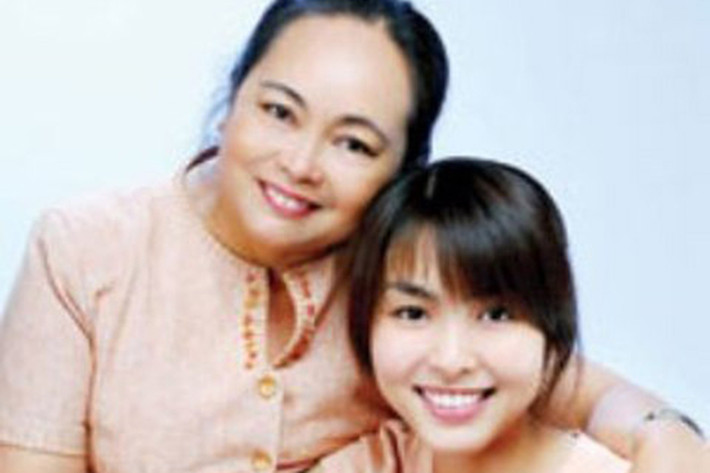 Sau này, Hà Tăng vụt sáng nhờ vai diễn trong bộ phim "Bỗng dưng muốn khóc". Trong ảnh, nàng ngọc nữ màn ảnh Việt tươi rói bên mẹ hồi mới nổi tiếng. Ảnh: Ngôi sao