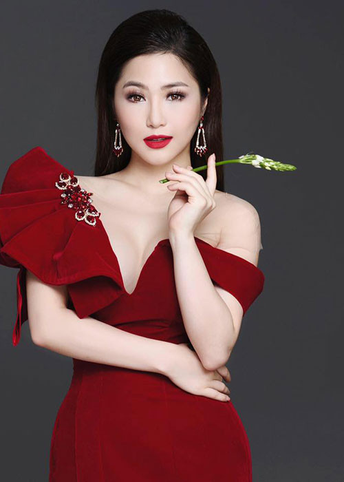 Hương Tràm yêu Bùi Anh Tuấn khi hai người dự thi The Voice 2012 nhưng nhanh chóng chia tay.