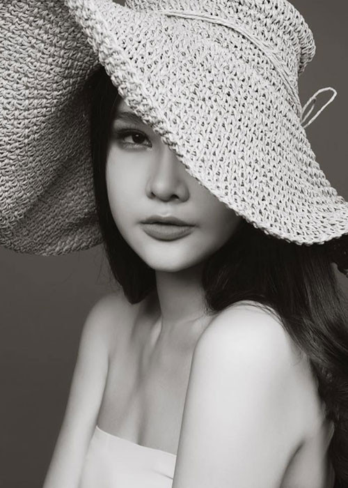Lê Âu Ngân Anh bằng tuổi Hòa Minzy. Từ khi gia nhập show, cô không công khai hẹn hò cũng không vướng tin đồn tình cảm hay.