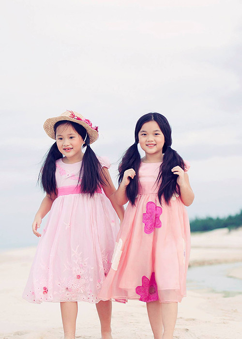 Mỹ Uyên và Mỹ Oanh là con gái của ca sĩ Mỹ Lệ và hơn kém nhau chỉ 1 tuổi.