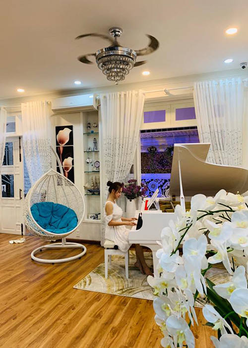 Nữ ca sĩ hiện sống căn biệt thự triệu đô.