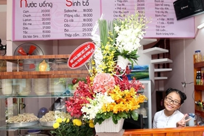 "Chị Bảy" dùng 1 tỷ tiền thưởng tại Bài hát Việt 2014 mở quán chè cho mẹ. Ảnh: Một thế giới