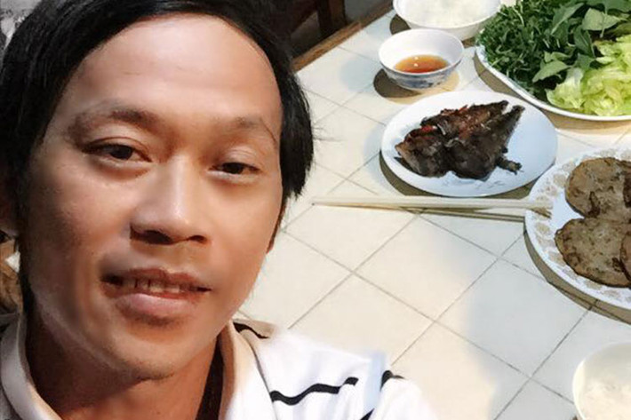 Giàu có, nổi tiếng, Hoài Linh gây bất ngờ khi có cuộc sống đầy giản dị, không xa hoa. Anh thích ăn cơm với cá khô, nước mắm. Khi đi diễn, Hoài Linh chọn những món đơn giản như bánh mì, bún, cơm hộp.