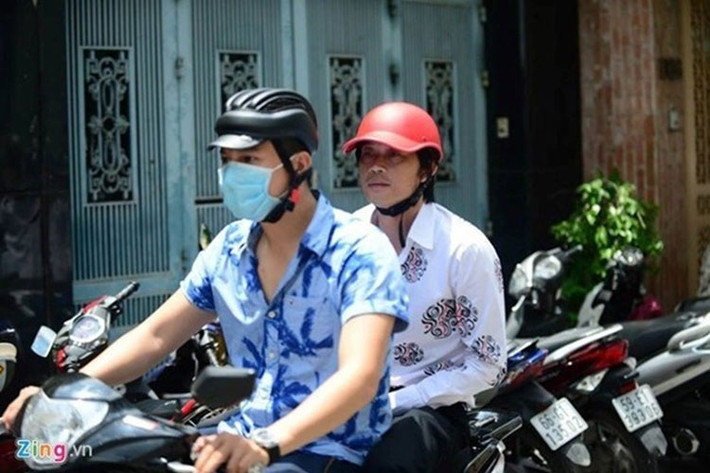 Hình ảnh Hoài Linh giản dị đi xe máy không quá xa lạ với fan. Được biết, anh còn có những sở thích dân dã như câu cá, nuôi chim, gà, chó, thỏ, nhím… tại nhà thay vì đến những nơi sang trọng để thư giãn. Ảnh: Zing
