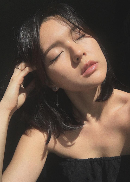 Chân dài sinh năm 1997 từng được nhiều cư dân mạng đặt biệt danh là "nàng thơ".