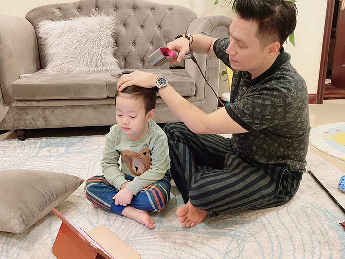 Việt Anh chăm sóc, vui chơi cùng con trai mỗi khi có thời gian rảnh rỗi.