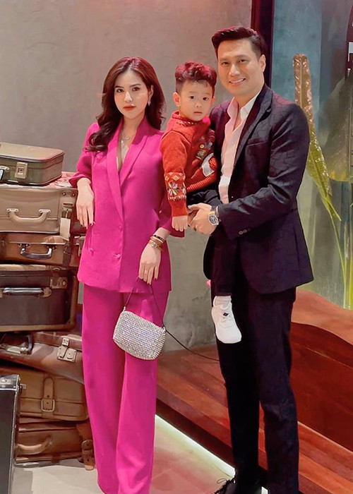 Hương Trần để lại các bình luận: "Chỉ là quá khứ", "bạn tốt", "chia tay nhưng vẫn cùng nhau chăm con". Đây không phải là lần đầu tiên vợ cũ của Việt Anh phủ nhận nghi vấn nối lại tình xưa.