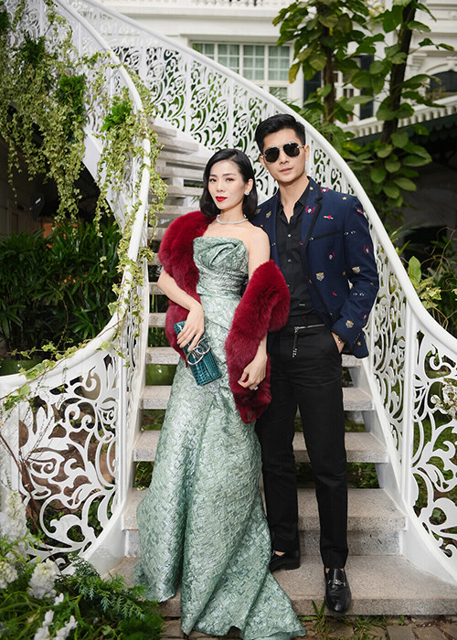 Gần đây, Lệ Quyên và Lâm Bảo Châu dính như hình với bóng. Mới đây, cặp đôi tin đồn đón Giáng sinh bên bạn bè. Ảnh: Saostar