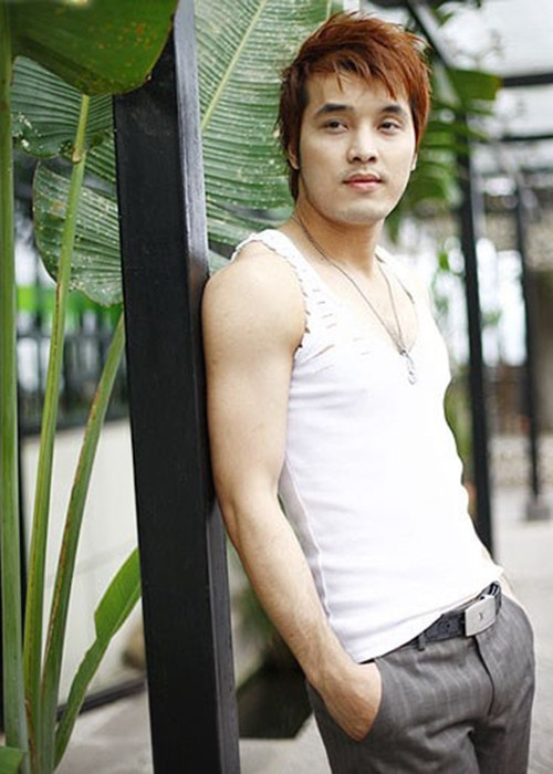 Năm 2007, Ưng Hoàng Phúc tạm ngừng công việc để sang Singapore điều trị bệnh thoát vị đĩa đệm. Lúc đó, anh cũng gần hết hợp đồng với công ty. Sau đó, Ưng Hoàng Phúc quyết định rời công ty của ông bầu Quang Huy. Ảnh: Đời sống pháp luật