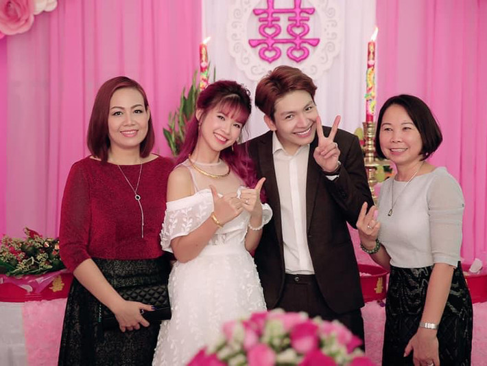 Theo lời Khởi My, Kelvin Khánh ăn chay nghiêm túc trong một năm để cầu lấy vợ. "Lúc đó, má Năm khó và còn thương con gái quá, chưa muốn gả", nữ ca sĩ chia sẻ thêm.
