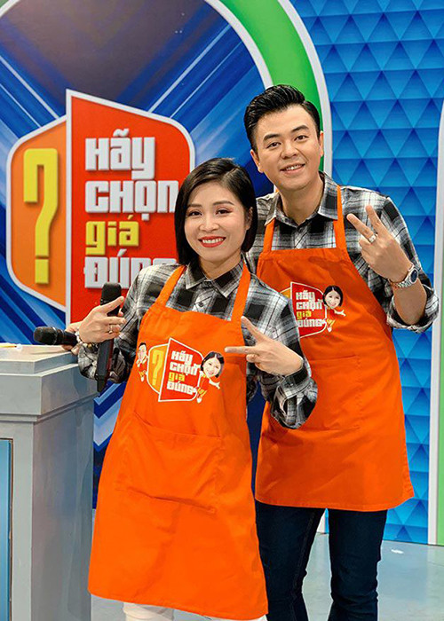 Tuấn Tú - Hoàng Linh đảm nhận vị trí MC "Hãy chọn giá đúng" từ ngày 14/12/2019 đến nay. Cả hai hóa thân thành cặp vợ chồng "Văn Két - Thị Sắt". Ảnh: Thời đại plus