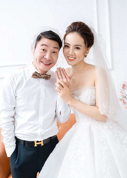 3 mẫu váy giúp cô dâu khoe vóc dáng mảnh mai và nét duyên dáng nữ tính.