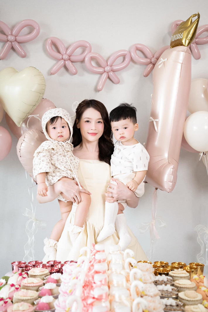 Sam lấy chồng người Hàn Quốc bởi vậy, cặp song sinh nhà người đẹp mang hai dòng máu Việt - Hàn.