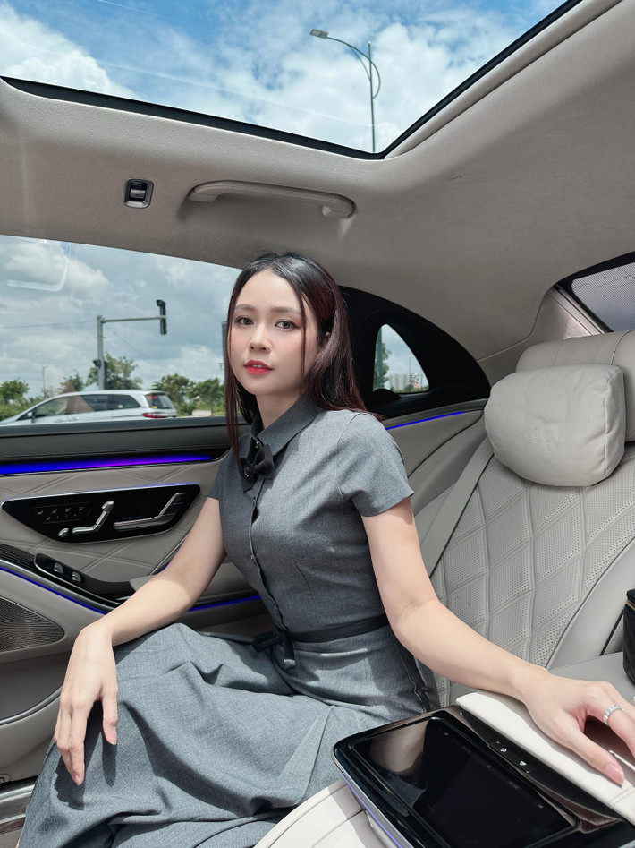 Để tiện cho việc đi lại, diễn viên Sam tậu một chiếc xế hộp 2,6 tỷ đồng và một chiếc xe thể thao BMW i8 hơn 7 tỷ đồng.