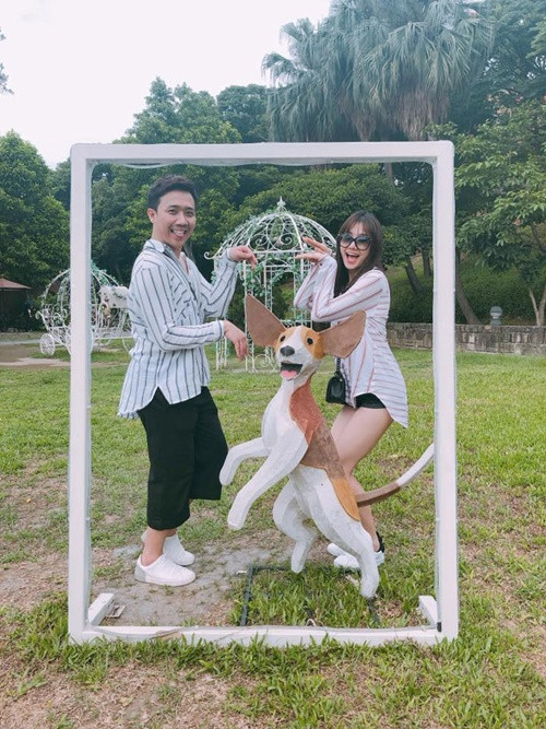 Trấn Thành nhiều lần mua quà "khủng" tặng Hari Won, thường xuyên nấu ăn cho vợ. Ảnh: FB Hari Won.