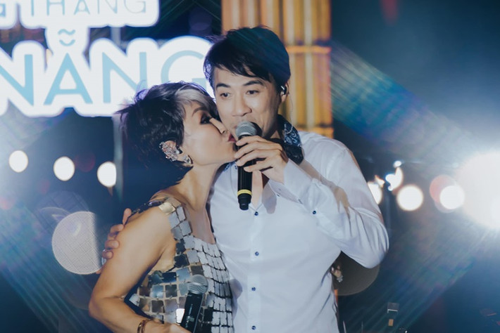 Cặp đôi lệch 13 tuổi ngọt ngào bên nhau khiến nhiều người phát ghen. Ảnh: FB Tô Chấn Phong.