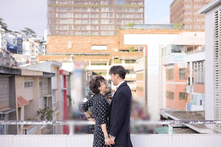 Vợ chồng Khánh Hà vẫn dành cho nhau nhiều cử chỉ tình tứ sau hơn 30 năm chung sống. Ảnh: FB Tô Chấn Phong.