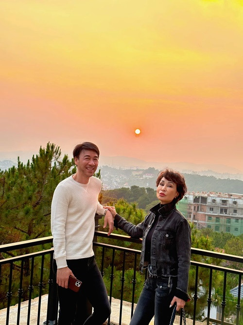 Khánh Hà quan niệm phụ nữ không nên sau bao nhiêu năm cưới nhau vẫn như lúc đầu mới quen. Vì vậy, nữ ca sĩ luôn luôn thay đổi ngoại hình, ăn mặc, phong cách. Ảnh: FB Tô Chấn Phong.