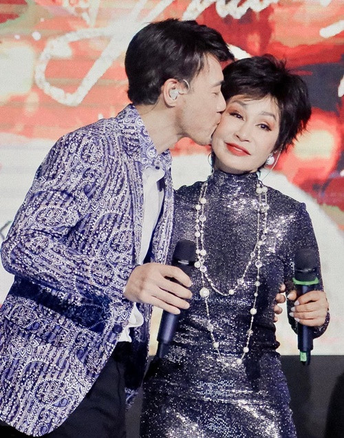 Tô Chấn Phong hôn Khánh Hà trên sân khấu. Ảnh: FB Tô Chấn Phong.