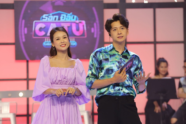 Sam và Ngô Kiến Huy làm MC Sàn đấu ca từ năm 2020. Ảnh: HTV.