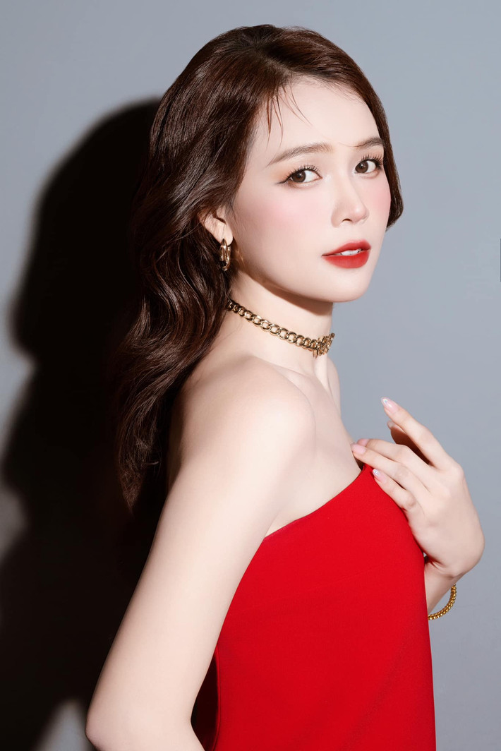 Theo Znews, trong livestream quảng cáo một sản phẩm, hot girl Sam cho biết: “Viên vitamin C trong này tương đương 3,5 quả chanh, 1,3 kg táo. Nó cô đặc vitamin C trong này. Thay vì ăn 1,3 kg táo, nhai một viên này thôi, đủ bổ sung vitamin C cần thiết trong một ngày”. Ảnh: FB Sam.