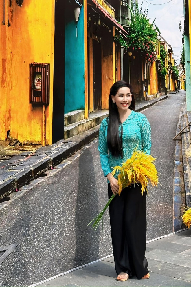 Thúy Hằng gây ấn tượng với khán giả không chỉ bởi giọng hát ngọt ngào mà còn bởi lối sống thanh tịnh, gần gũi với Phật pháp.