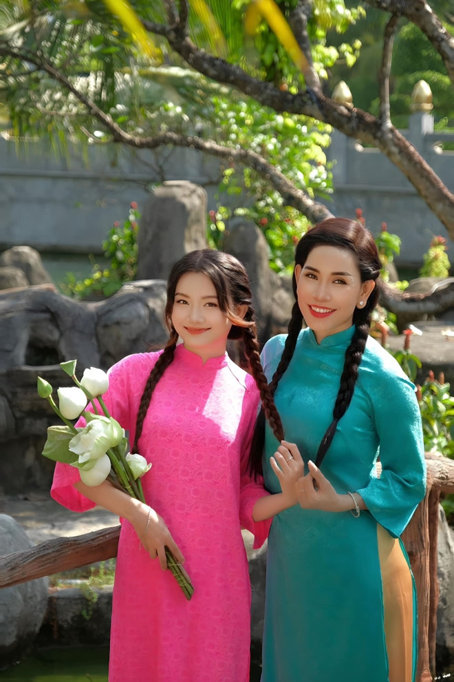 Ca sĩ Hoàng Thúy Hằng bên con gái.