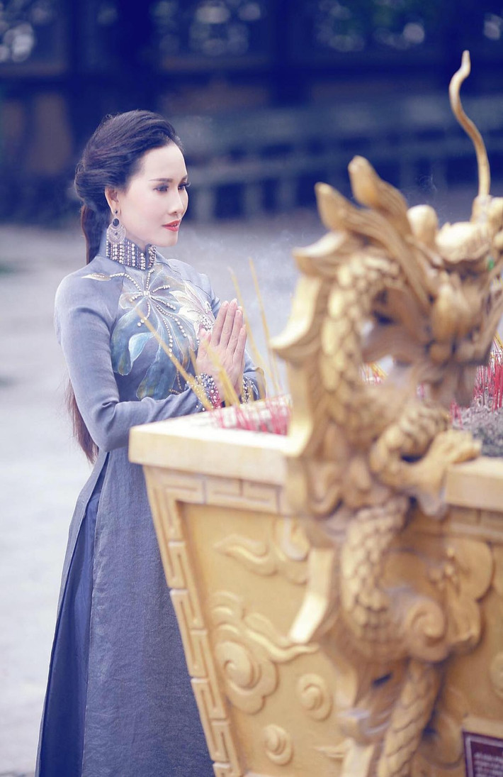 Ca sĩ Hoàng Thúy Hằng tên thật là Nguyễn Thị Hằng, sinh năm 1981 tại Bạc Liêu. Trong những năm hoạt động nghệ thuật, Hoàng Thúy Hằng gắn liền với dòng nhạc bolero.