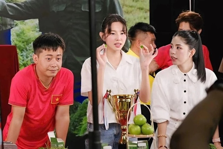 Người đẹp giải thích, cô quyết định đồng hành với sản phẩm vì nó đặc biệt phù hợp với bản thân cô - một người không ăn được nhiều loại rau. Ngoài ra, Thùy Tiên rất tâm đắc với mục tiêu của nhãn hàng trong việc quảng bá các sản phẩm nông sản Việt Nam. Ảnh: Saostar.