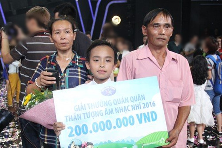 Tối ngày 17/7/2016, Hồ Văn Cường đoạt quán quân Thần tượng âm nhạc nhí. Ảnh: Dân Việt.