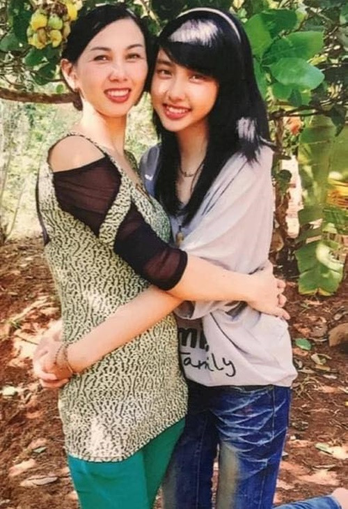 Hoa hậu Thùy Tiên có tuổi thơ không mấy êm đềm. Trong cuộc phỏng vấn với Znews, người đẹp chia sẻ, bố mẹ cô ly hôn từ năm cô mới 4 tuổi. Thùy Tiên ở với bà dì, là em của bà nội. Ảnh: Arttimes.