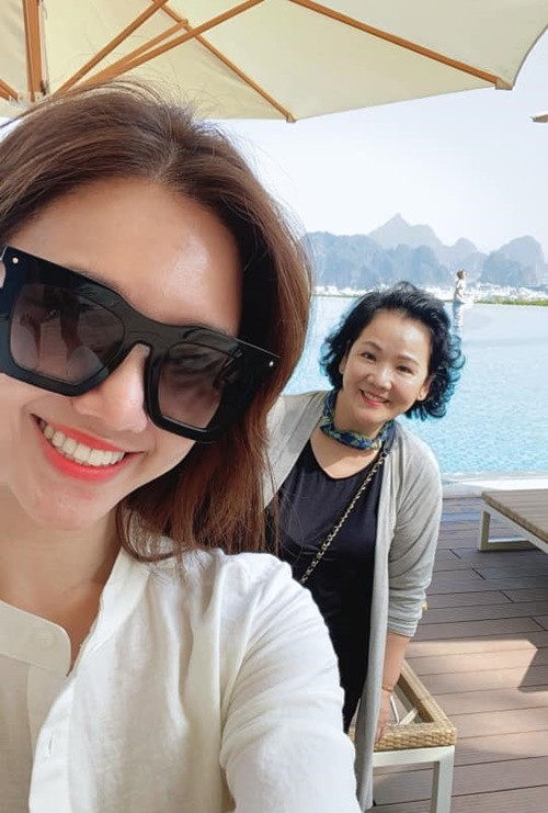 Ngoài Hari Won, bà Lee Sook Hee còn 1 cậu con trai tên Johnnathan và 2 cô con gái Rudya Yoo và Maria. Ảnh: FB Hari Won.