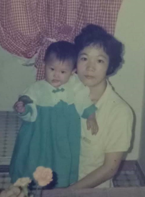 Bà Lee Sook Hee trẻ đẹp năm 24 tuổi bên Hari Won lúc 1 tuổi. Ảnh: FB Hari Won.
