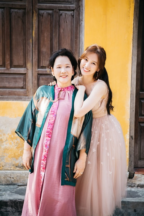 Hari Won thường xuyên đưa mẹ đẻ đi ăn uống, du lịch. Ảnh: Vietnamnet.