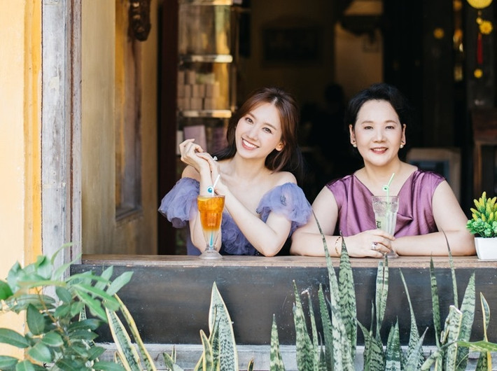 Hari Won tiết lộ, dù đã lập gia đình nhưng cô vẫn được mẹ chiều chuộng, yêu thương như thời còn con gái. Ảnh: Vietnamnet.