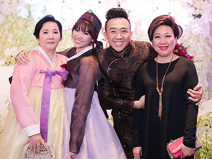 Năm 2016, bà Lee Sook Hee (ngoài cùng bên trái) - mẹ vợ Trấn Thành lần đầu lộ diện khi tổ chức đám cưới cho hai con. Ảnh: Khám Phá.