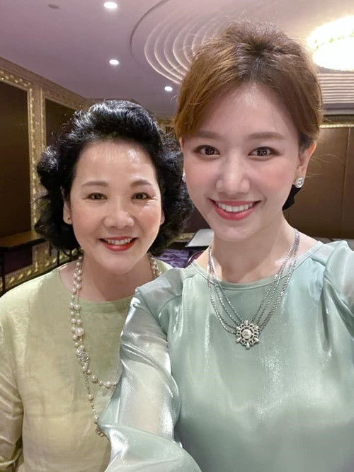 Mỗi lần xuất hiện bên con gái, con rể, bà Lee Sook Hee lại gây chú ý. Ảnh: FB Hari Won.
