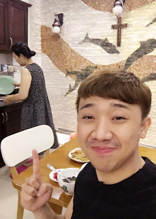 Bà Lee Sook Hee chiều chuộng con rể. Trấn Thành từng khoe được mẹ vợ chuẩn bị cho bữa ăn sáng. Ảnh: FB Trấn Thành.