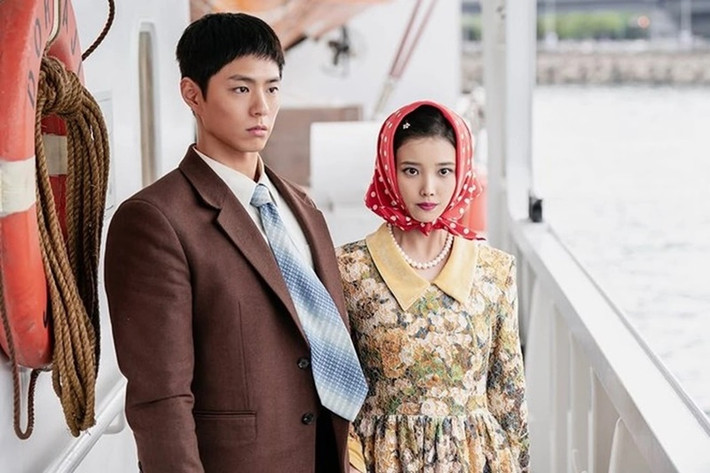 Park Bo Gum đang gây chú ý khi đóng vai Gwan Sik - người chồng, người bố quốc dân trong phim Khi cuộc đời cho bạn quả quýt. Ảnh: FB IU.