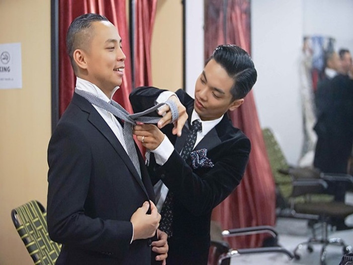 Trong lần cùng tham gia liveshow của Khánh Thi, Chí Anh và Phan Hiển chăm sóc lẫn nhau. Ảnh: An Ninh Thủ Đô.