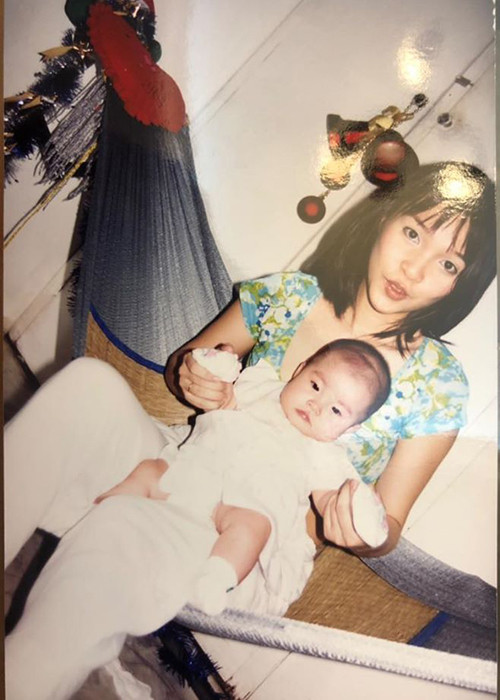 Năm 2002, nữ ca sĩ Hiền Thục sinh con gái đầu lòng Gia Bảo rồi làm mẹ đơn thân.