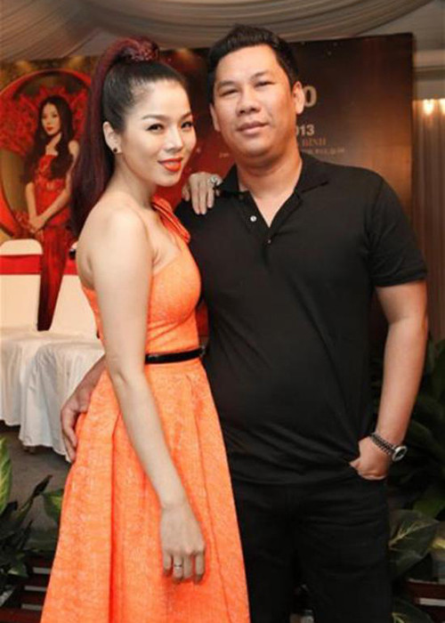 Nữ ca sĩ Lệ Quyên kín tiếng về chuyện tình yêu. Năm 2011, cô lên xe hoa với ông chủ phòng trà Đức Huy. Trong 9 năm qua, cuộc hôn nhân của Lệ Quyên khá êm đềm.
