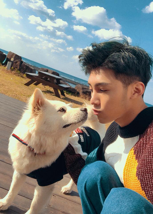 Silves sở hữu gần 900.000 lượt theo dõi trên Weibo, hơn 85.000 lượt theo dõi trên Instagram.