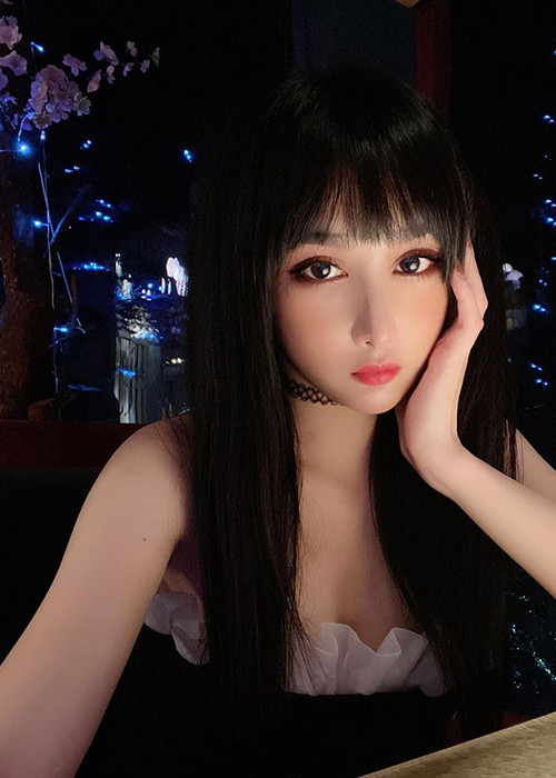 Bella sở hữu gương mặt xinh xắn và vóc dáng mảnh mai.