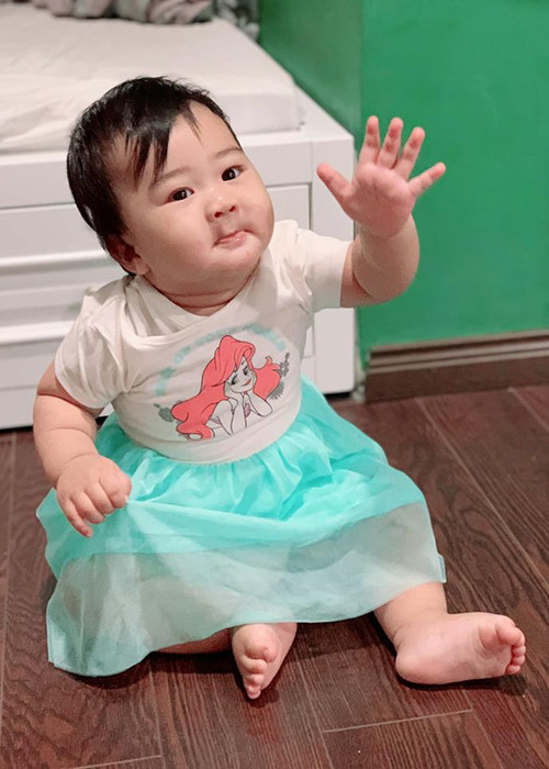 Hình ảnh cậu nhóc đáng yêu khi mặc chiếc váy công chúa.