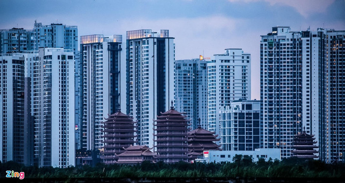 Gần và dọc tuyến metro số 1 có hàng chục dự án bất động sản đã được xây dựng như Vinhomes Central Park, The Madison, Saigon Luxury, City Garden, Sunwah Pearl, Saigon Pearl, The Manor (quận Bình Thạnh); Thảo Điền Pearl, Masteri Thảo Điền, Masteri An Phú, Gateway Thảo Điền, Nassim Thảo Điền (quận 2); TDH Phúc Thịnh Đức, First Home Premium, Ihome, Lavita Garden, Saigon Gateway (quận 9)...