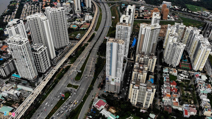 Tại nút giao với đường Mai Chí Thọ, các chung cư Gateway Thảo Điền, Parkson Cantavil, The Vista An Phú, Estella Place... có hàng nghìn căn hộ đã được xây dựng.